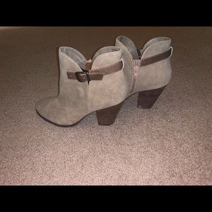 Stylish heeled booties for woman